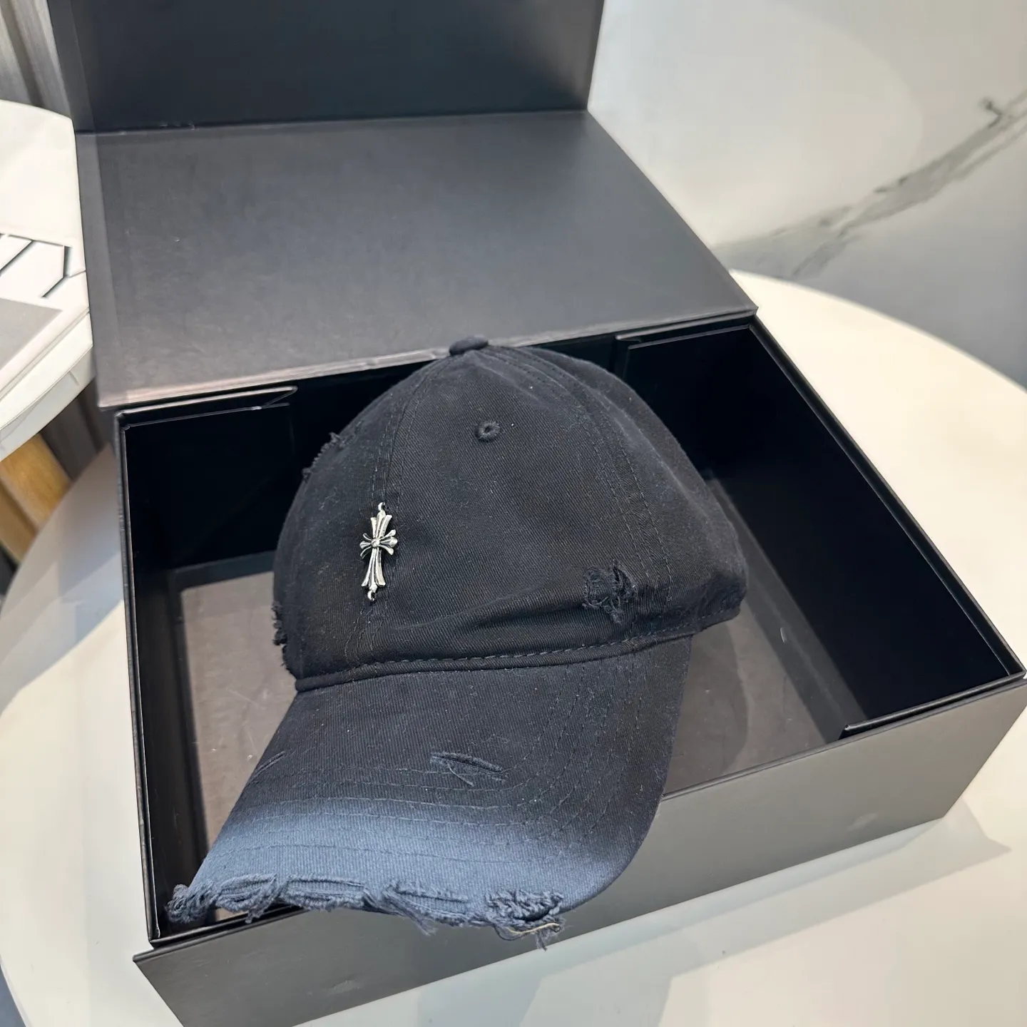 P60 Crow Heart 🆕🆕New baseball cap, stylish and classic cross logo, casual with a cool feeling, unisex style, same style for men and women! Very easy to match! Head circumference: 56-58cm is available